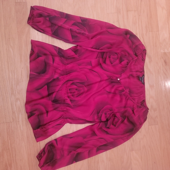 White House Black Market Red Rose Print Blouse – Size M 🌹✨ - Picture 2 of 5